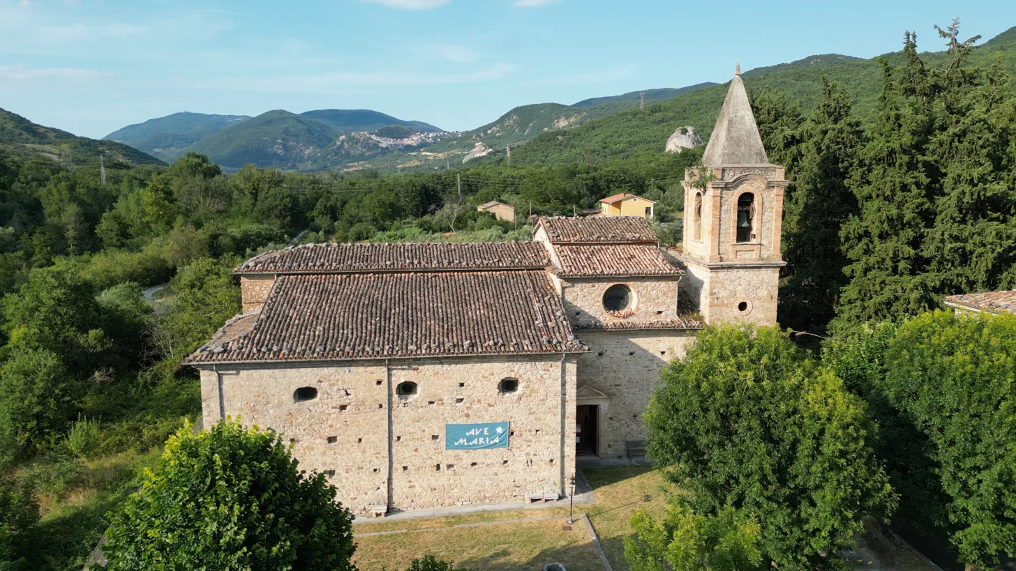Veduta aerea di una chiesa storica di Villa Santa Maria, tra i monti dell'Abruzzo
