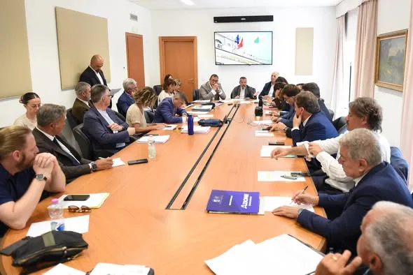 Sala del Consiglio Regionale dell'Abruzzo durante una seduta sul Distretto Sanitario di Villa Santa Maria