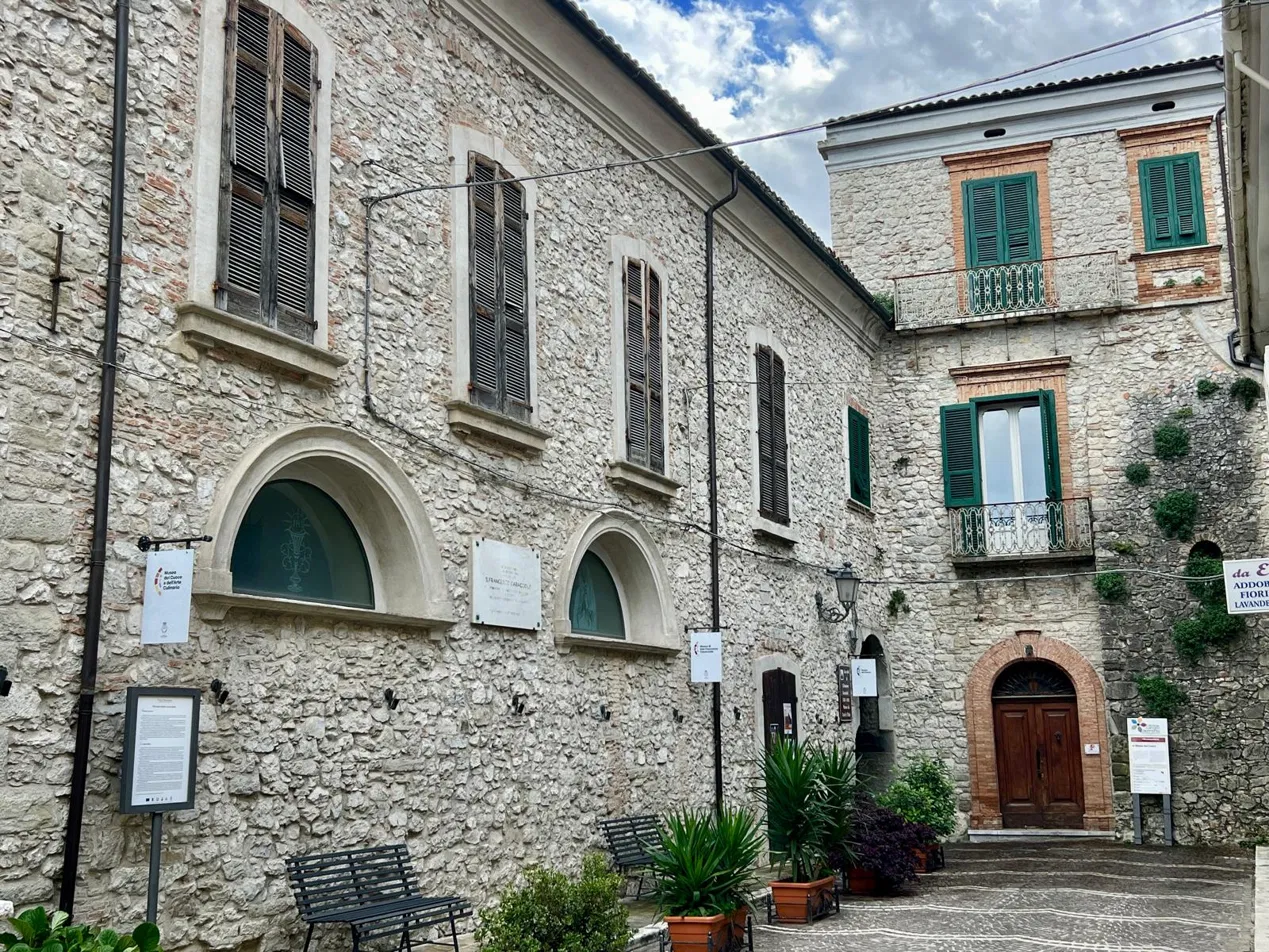 Largo San Francesco Caracciolo a Villa Santa Maria, con facciate in pietra e finestre ad arco del centro storico